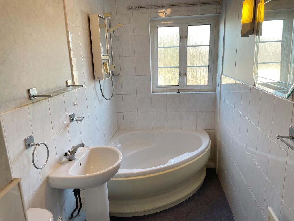 Lot: 69 - BALCONY FLAT FOR UPDATING IN DESIRABLE LOCATION - Bathroomn with white suite